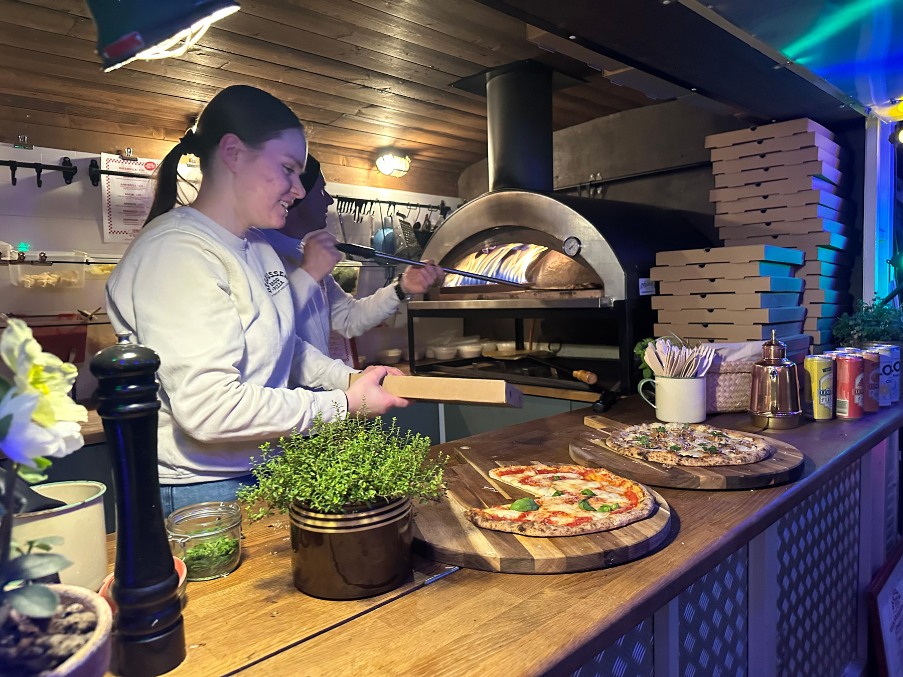 Degbussens ugn, pizzor och lådor inne i bussen
