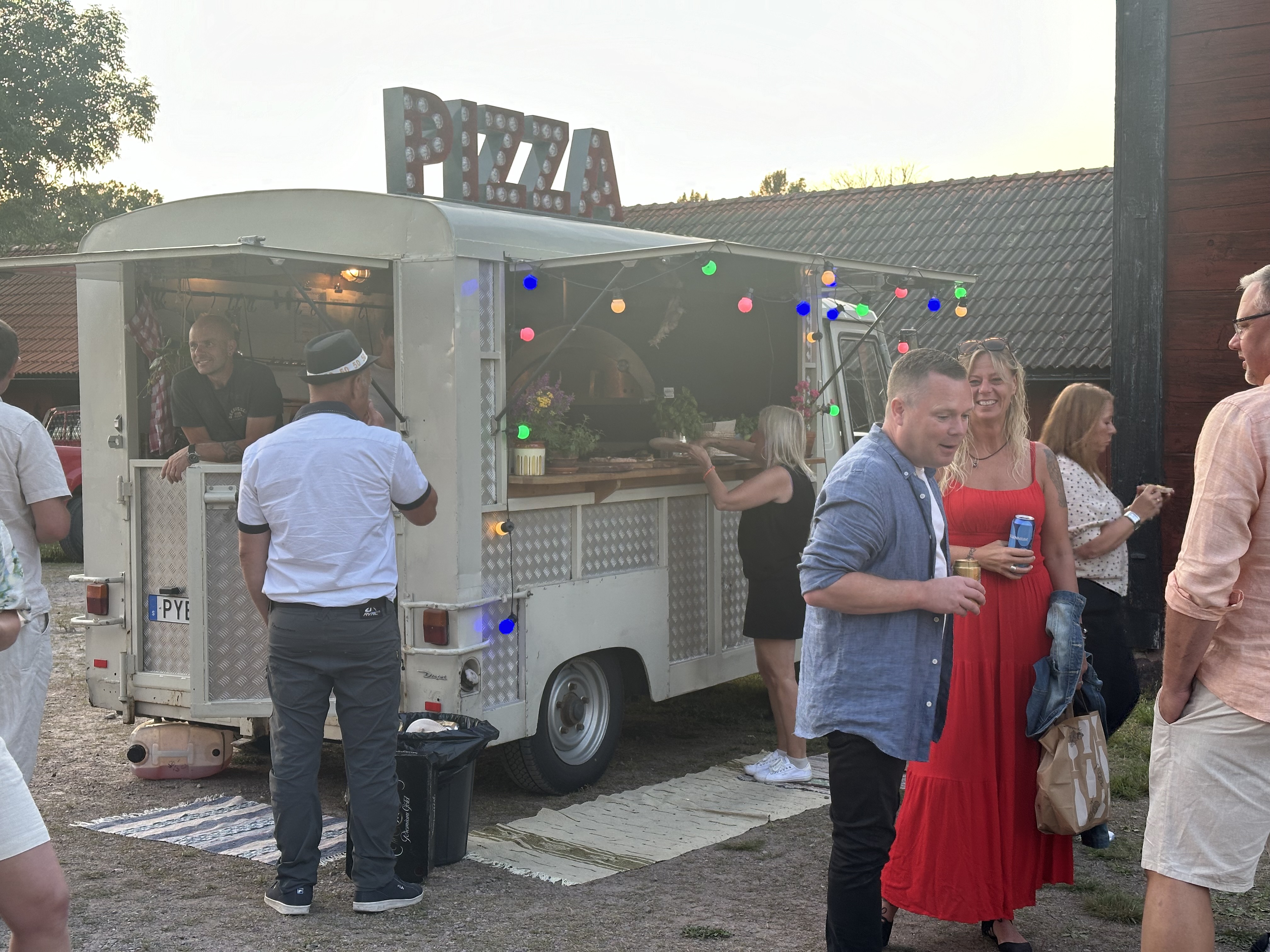 Degbussen på ett event med gäster