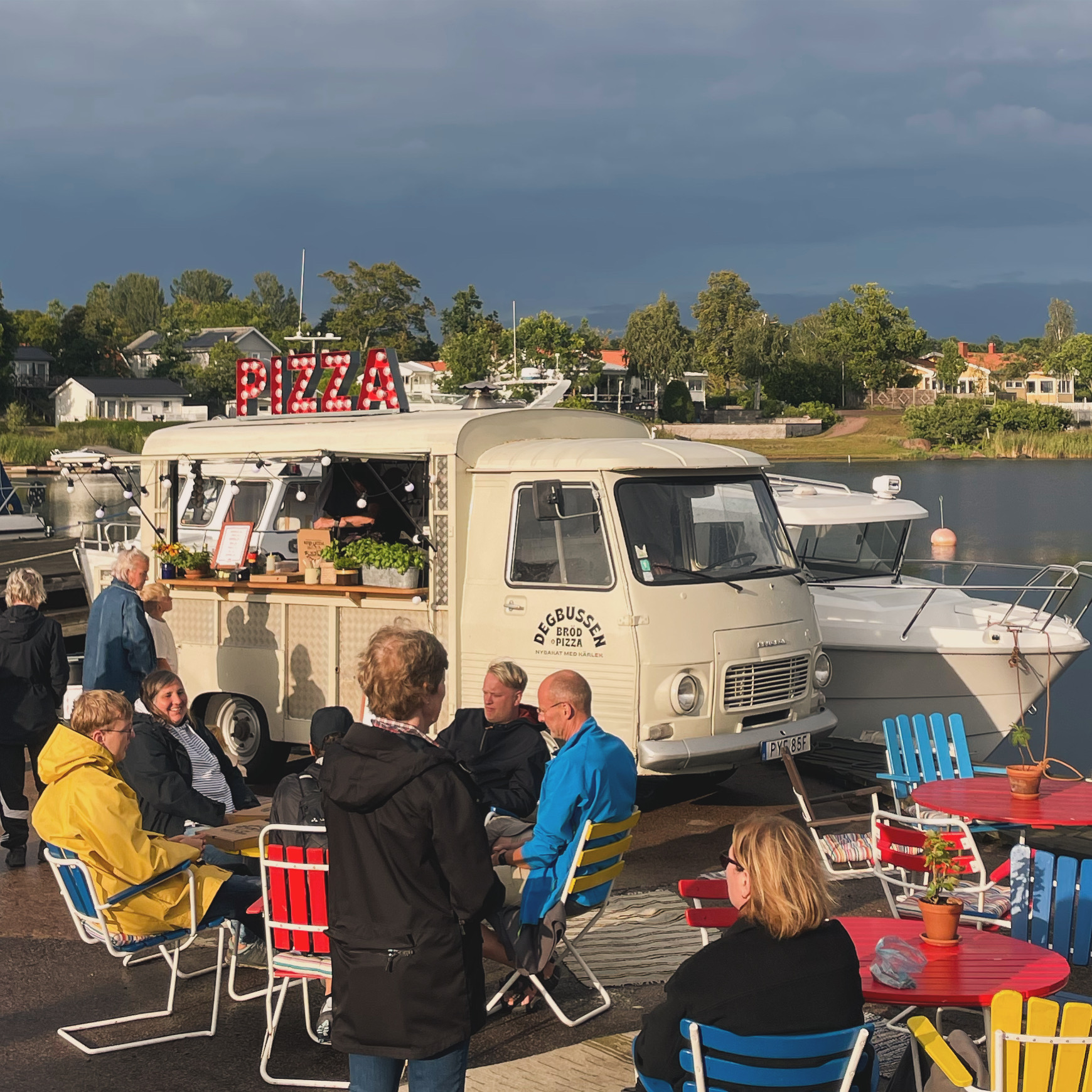 Degbussen med gäster vid take away